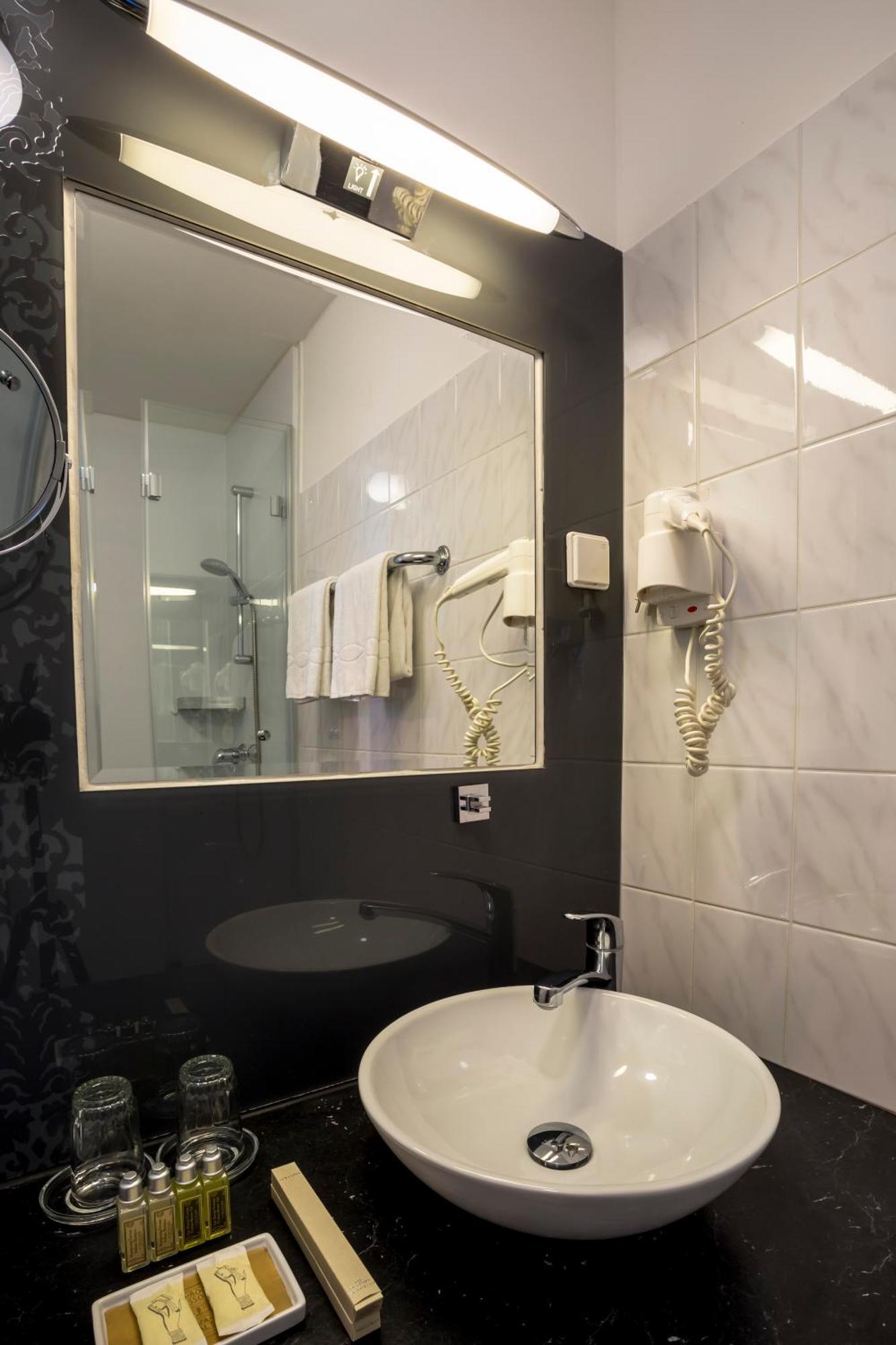 Boutique Hotel Columbia Wina Bagian luar foto